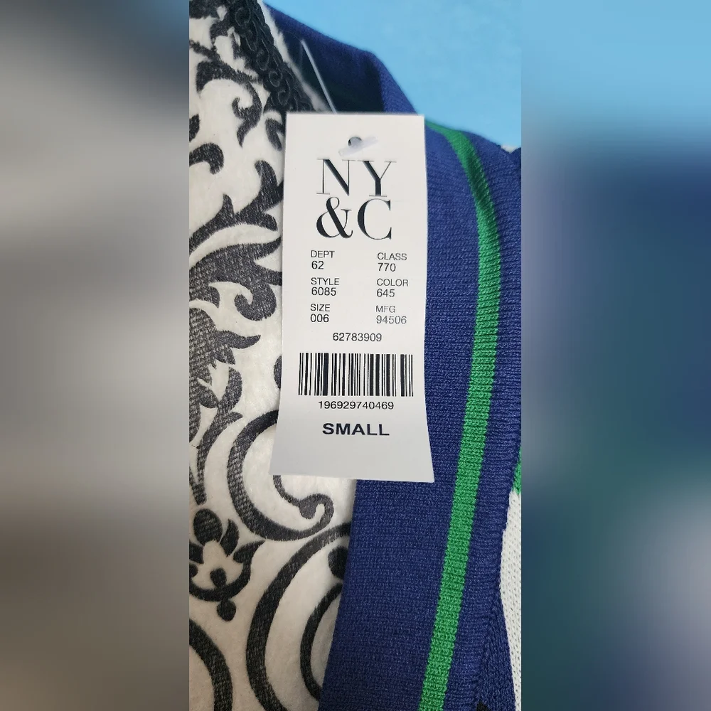 Stylish Patterned Dress with Gold Buttons - Picture 3 of 5